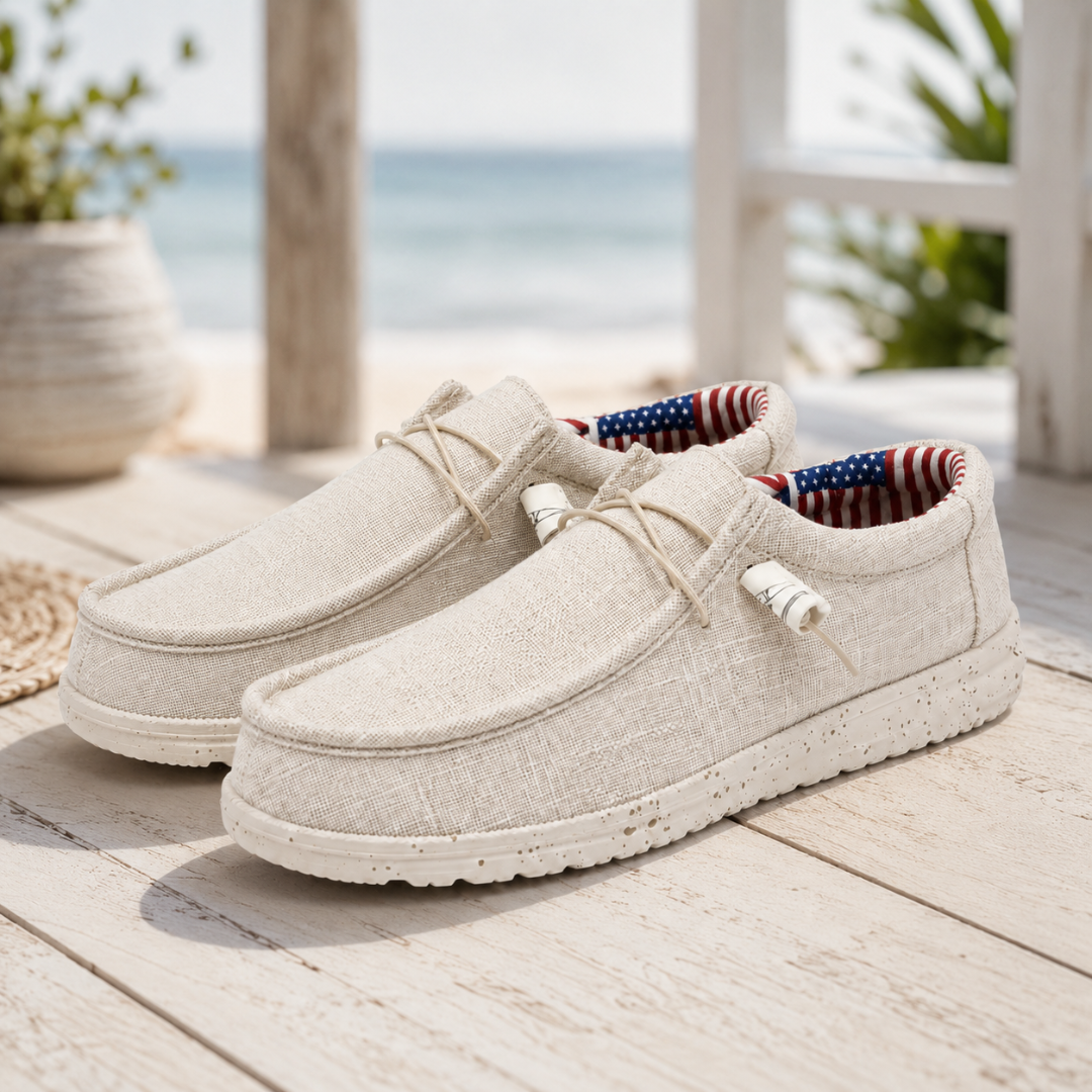 Paire de chaussures homme blanches posées sur terrasse en bois, doublure imprimée visible