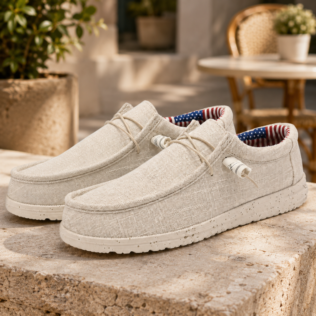 Chaussures blanches homme sur mur en pierre, col rembourré et tige tissée texturée