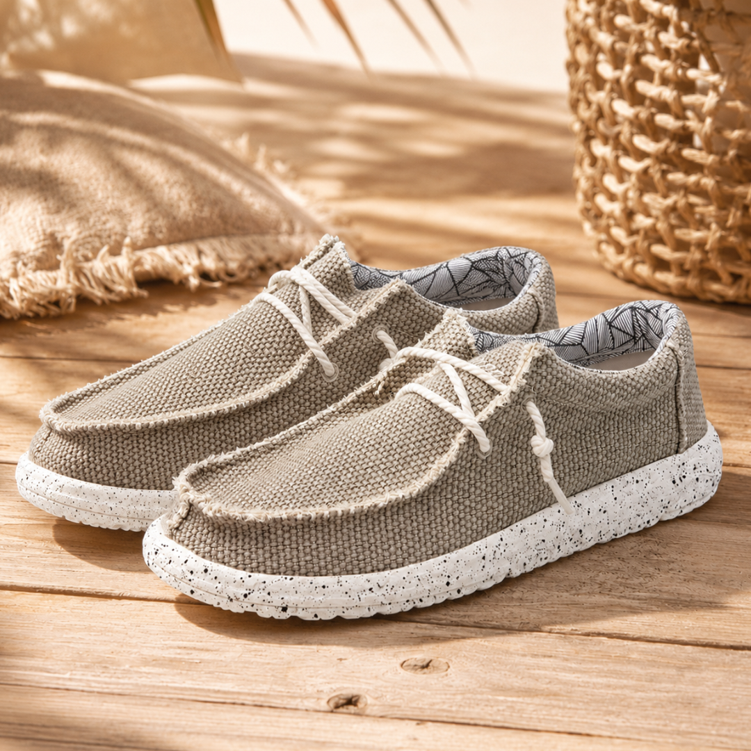Chaussures homme slip-on beiges au tissage texturé sur planches en bois