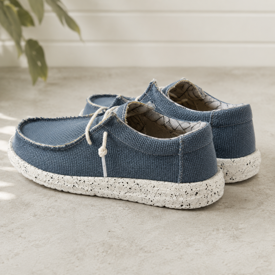 Vue arrière des chaussures slip-on bleues avec talon souple et semelle blanche