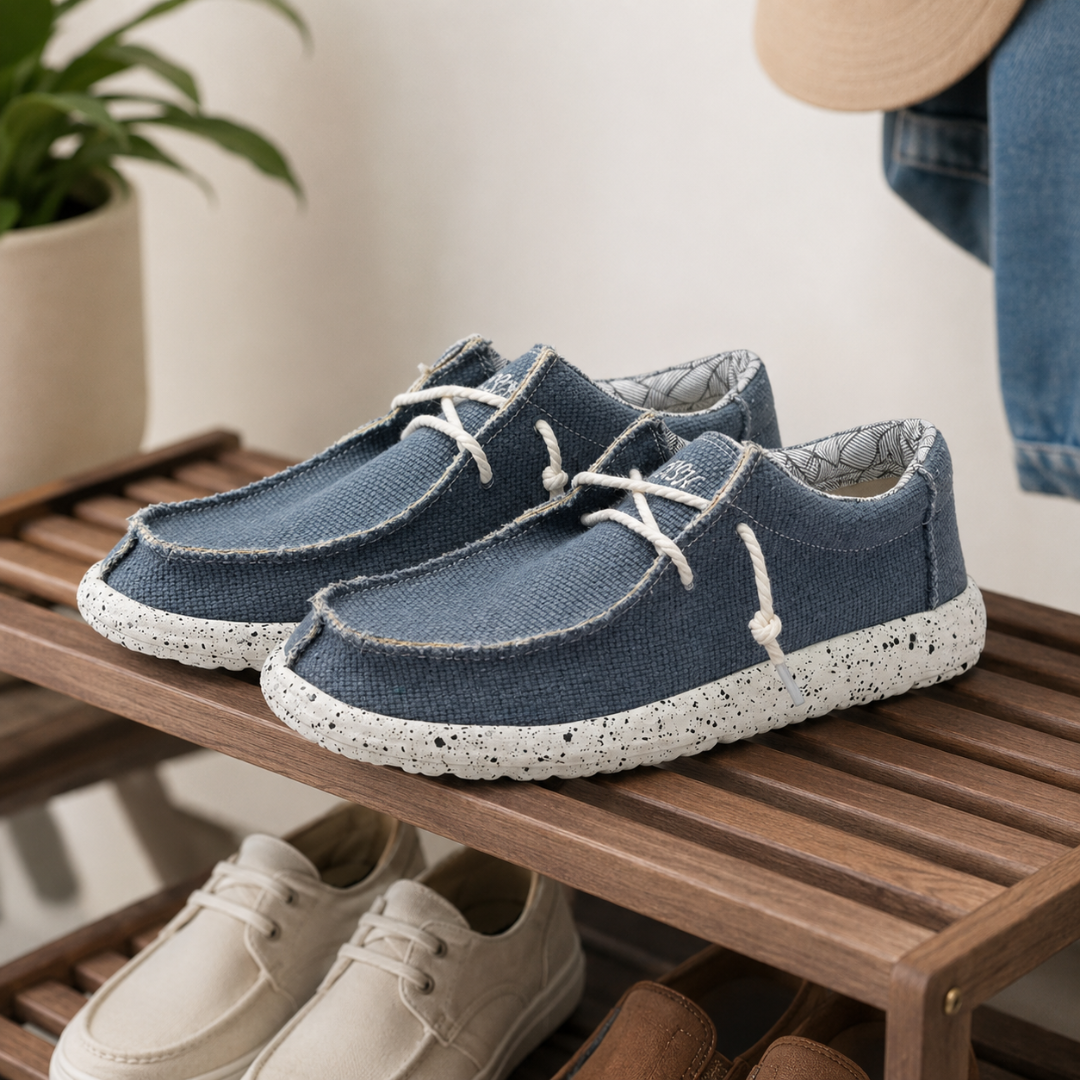 Chaussures homme bleues posées sur une étagère en bois près d'un vêtement