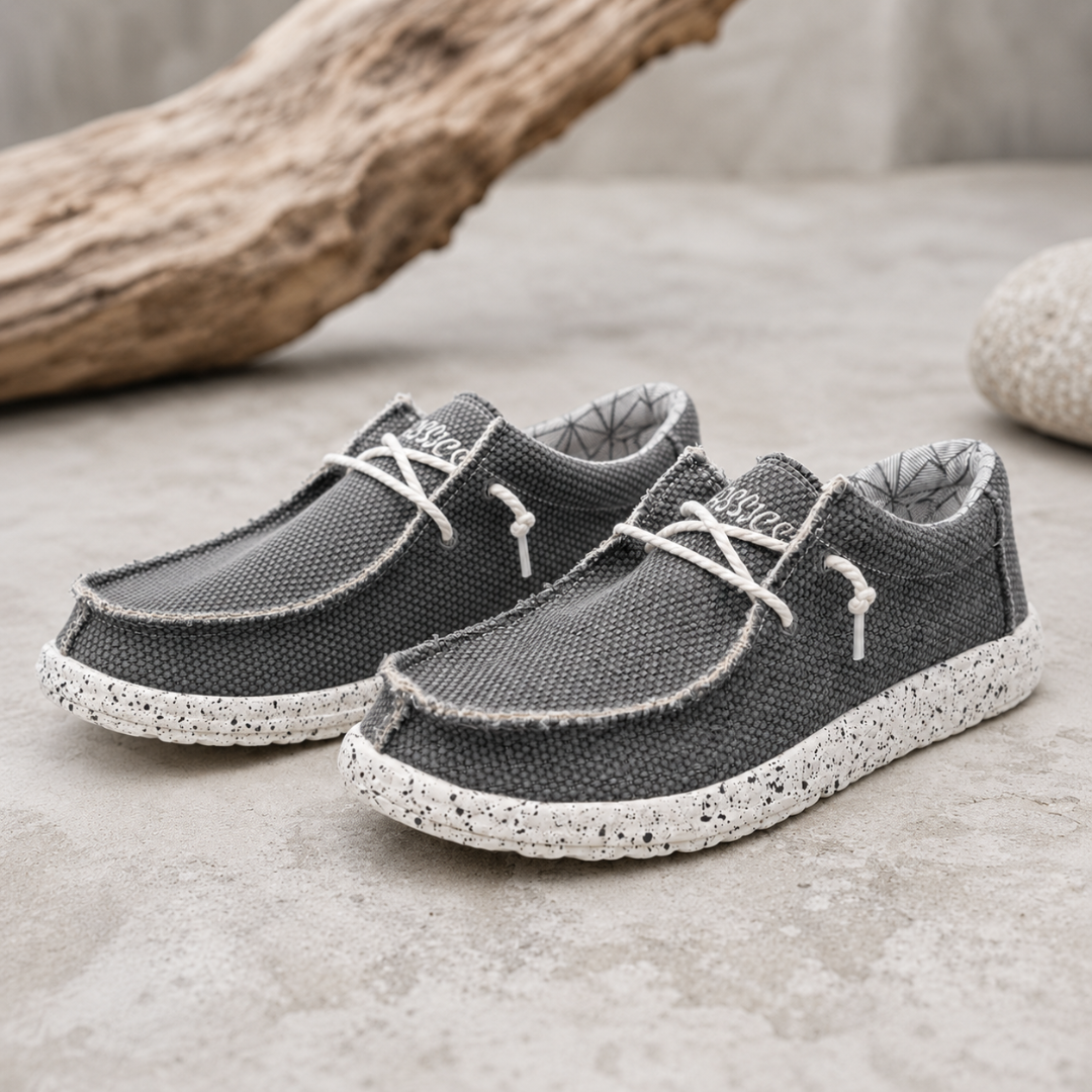 Chaussures homme slip-on grises à laçage blanc et semelle mouchetée