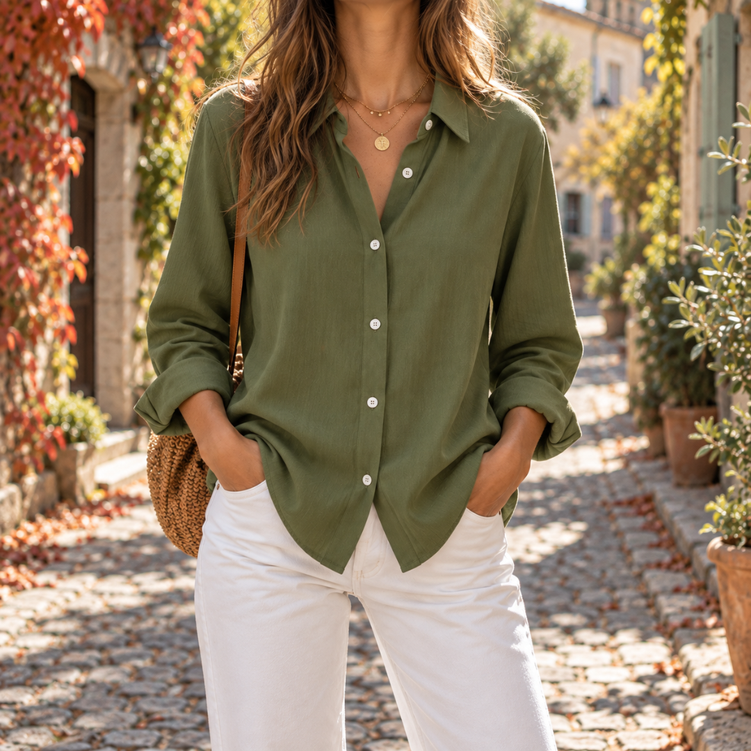 Chemise femme vert sauge à col pointu et boutons clairs, manches retroussées