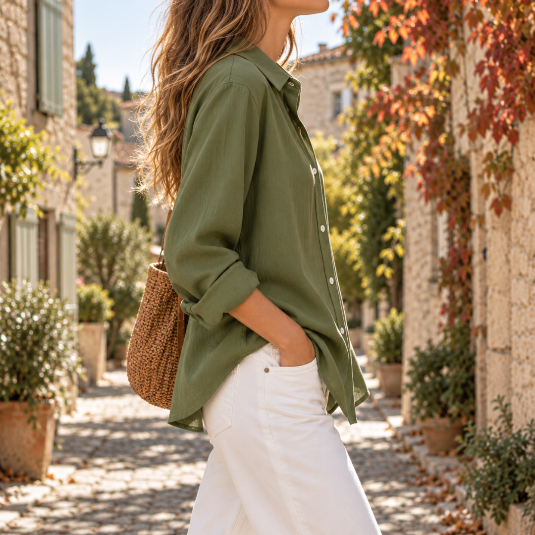 Vue de profil d'une chemise vert sauge à base arrondie et tombé souple