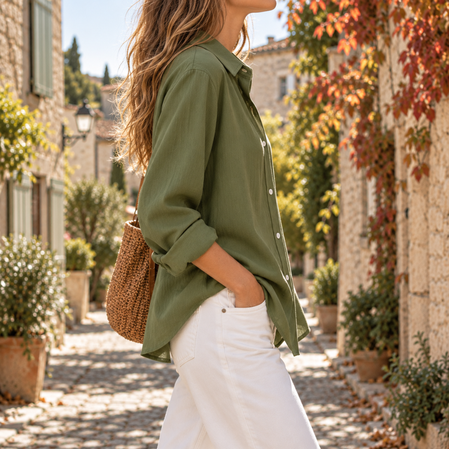 Vue de profil d'une chemise vert sauge à base arrondie et tombé souple
