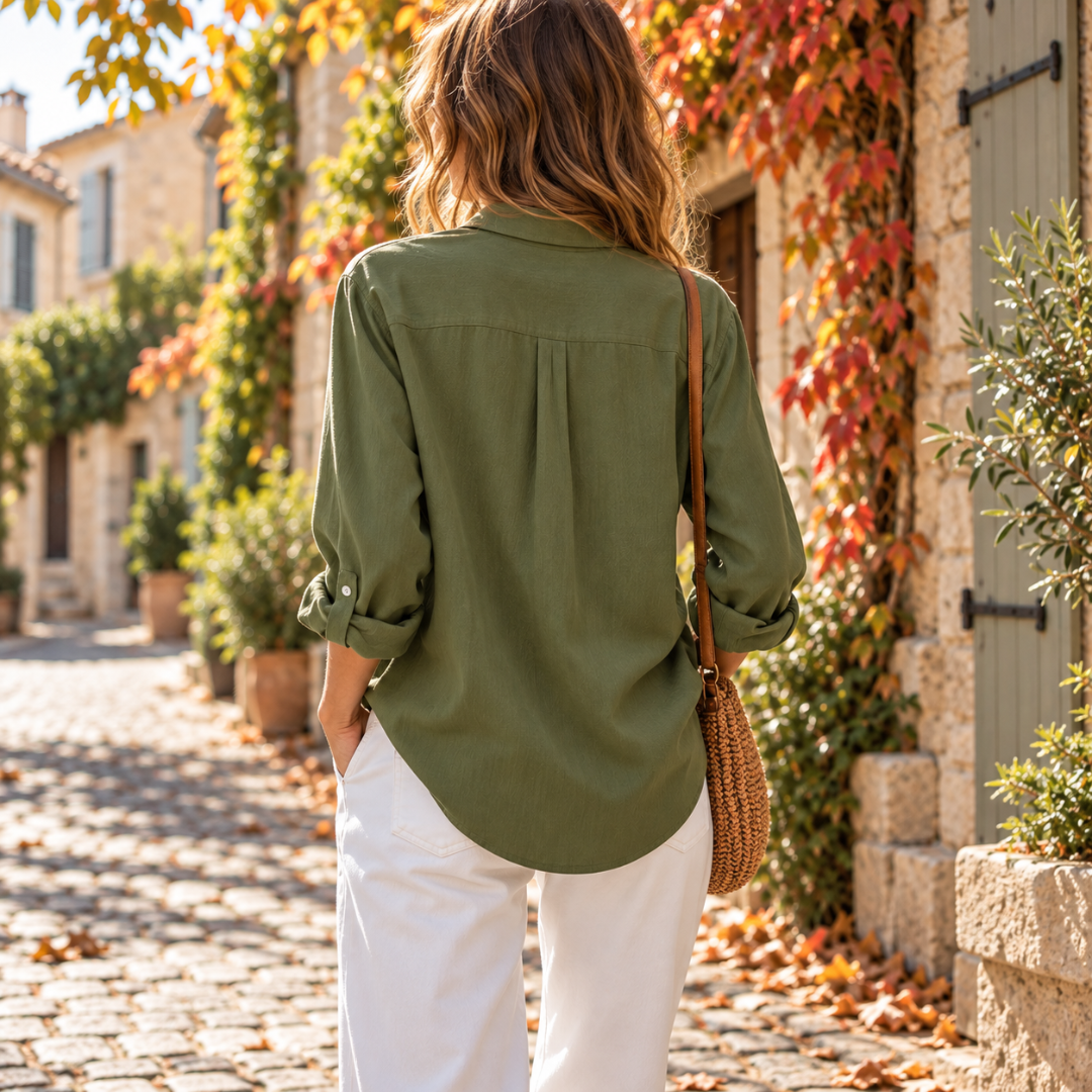 Dos d'une chemise femme vert sauge avec pli creux et ourlet arrondi