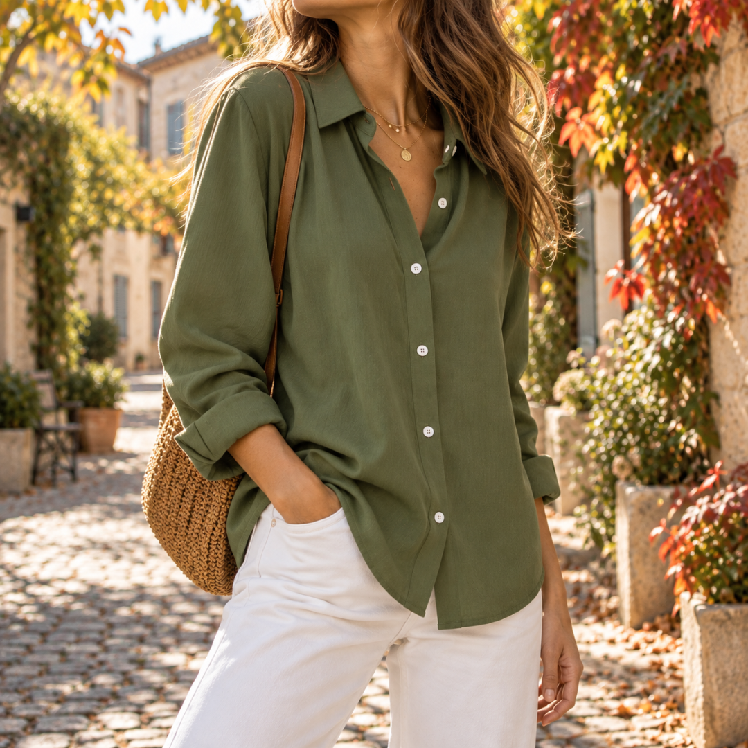 Chemise vert sauge portée ouverte au col avec pantalon blanc et sac en paille