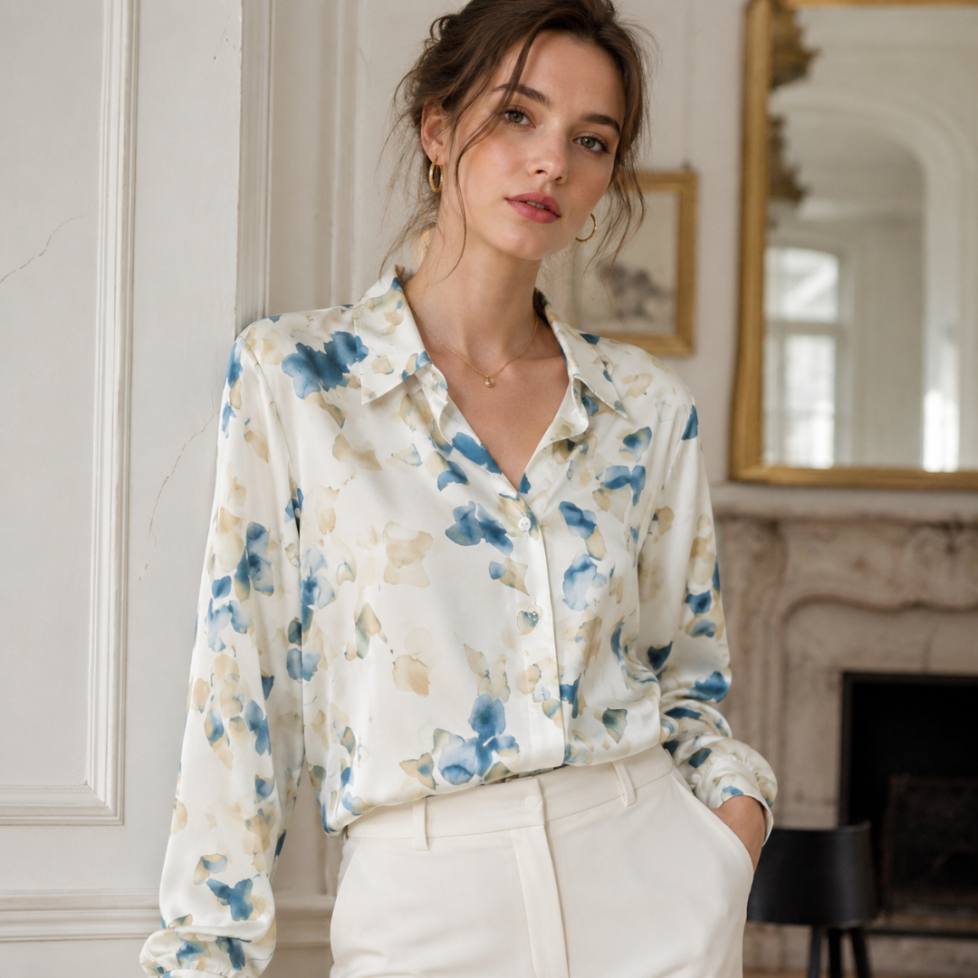 Chemise blanche à fleurs aquarelle bleues, col pointu et manches longues bouffantes