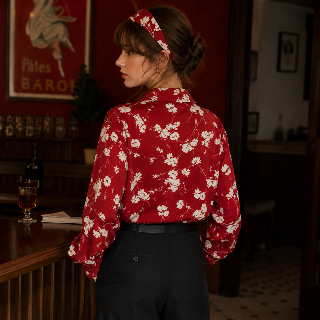 Vue de dos de la chemise rouge fleurie, épaules souples et manches longues amples
