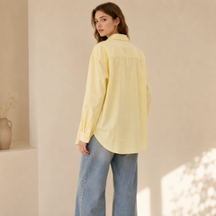 Dos de la chemise femme jaune montrant la découpe empiècée et la coupe oversize