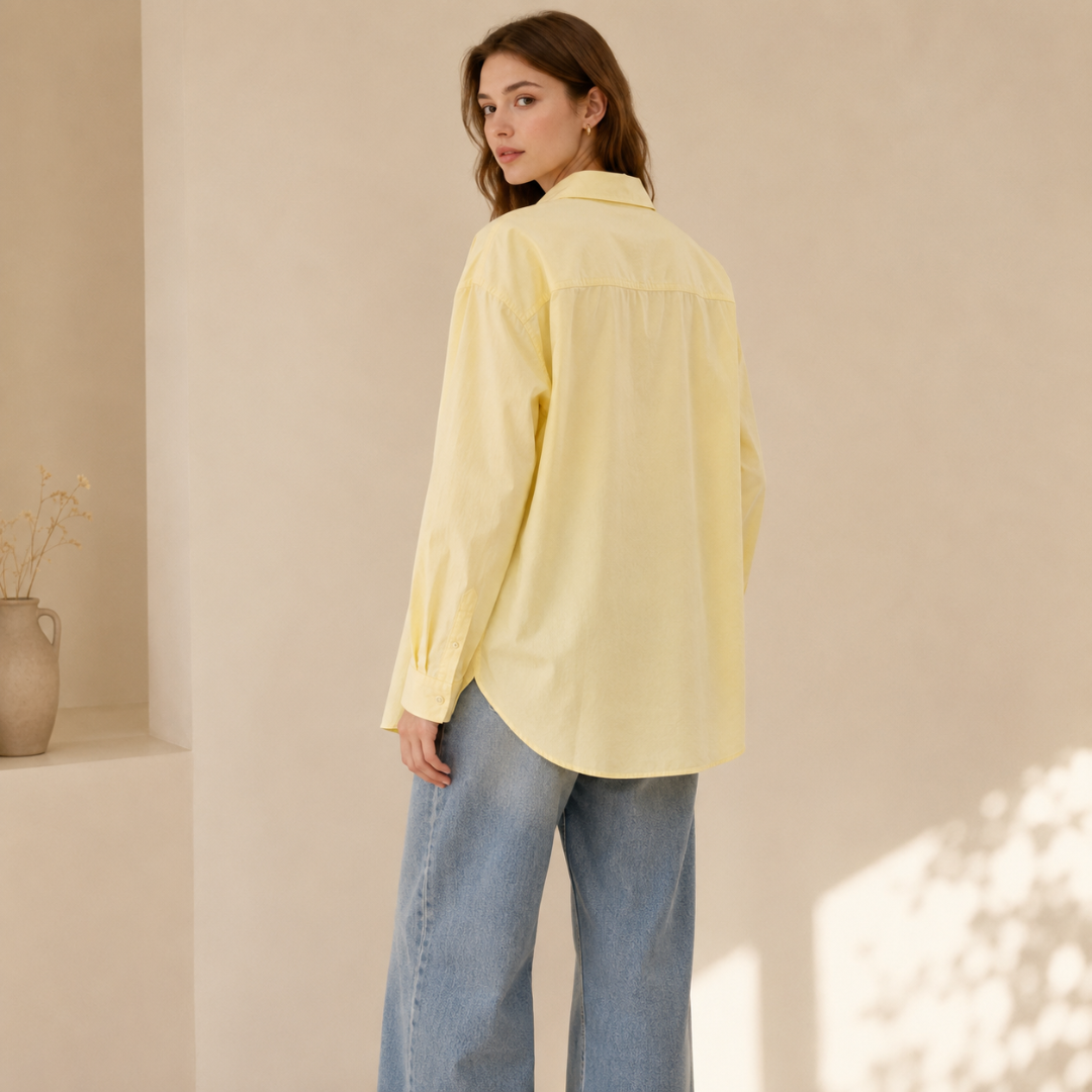 Dos de la chemise femme jaune montrant la découpe empiècée et la coupe oversize