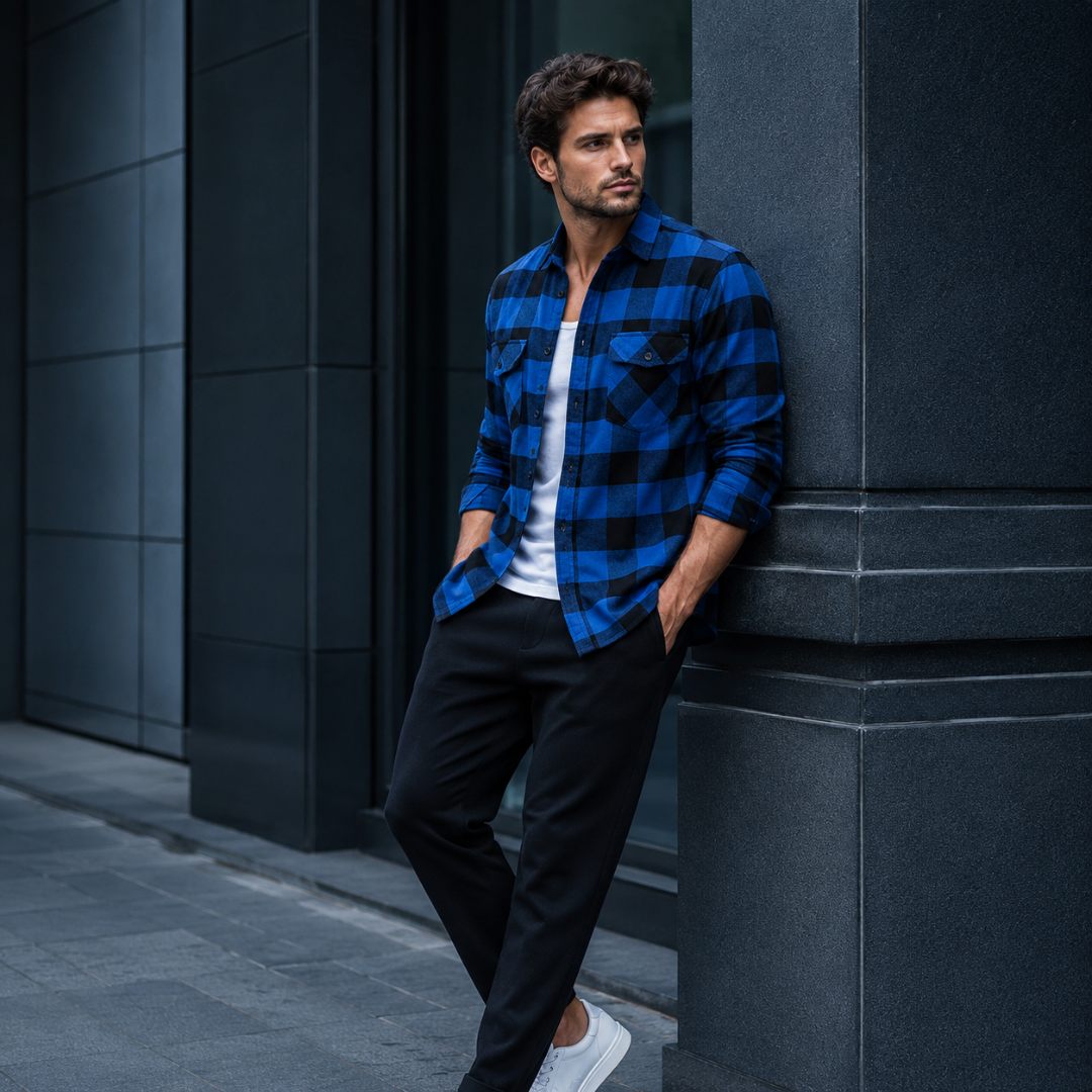 Chemise homme à carreaux bleu et noir portée ouverte avec pantalon foncé