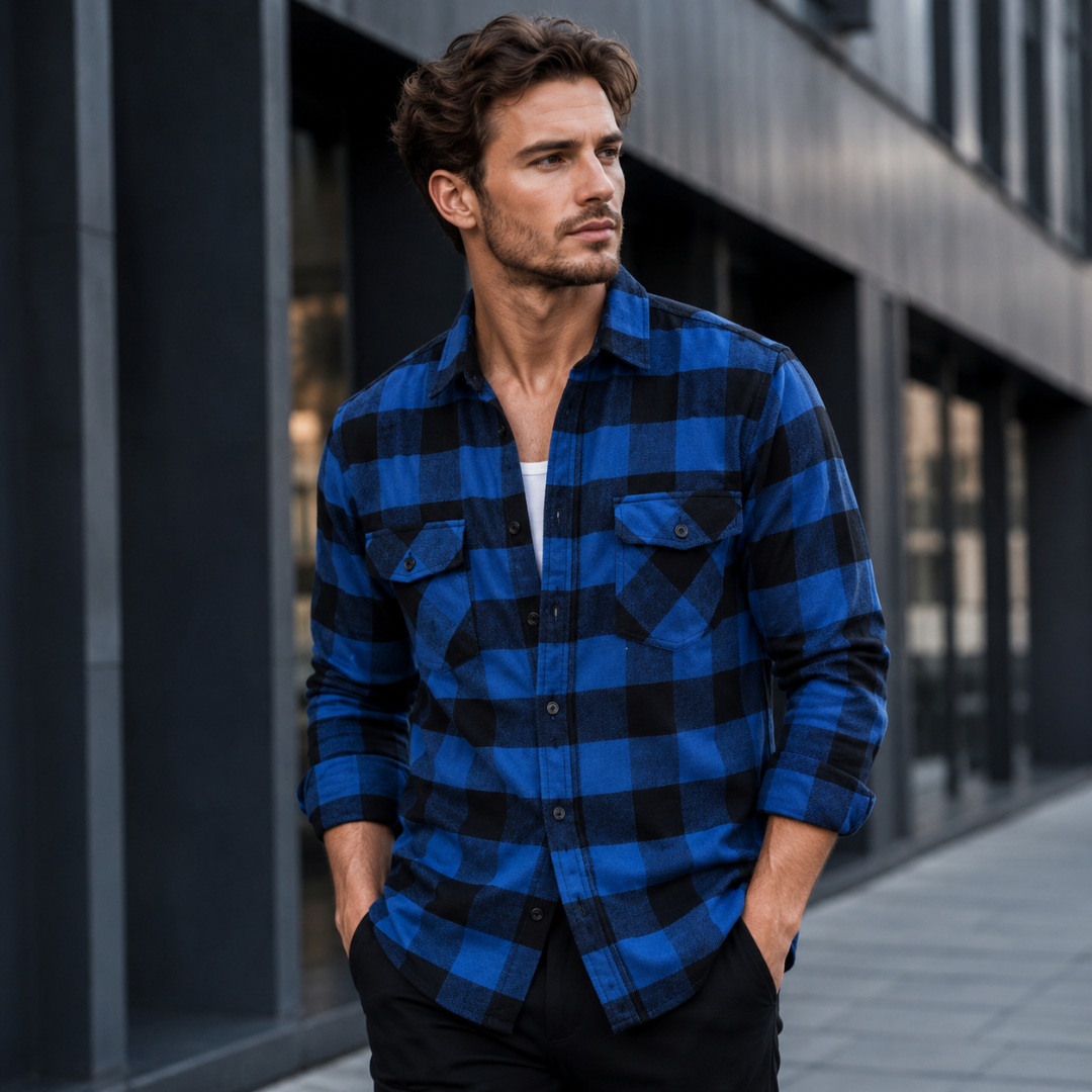 Chemise bleue à carreaux, manches longues retroussées et poches poitrine boutonnées