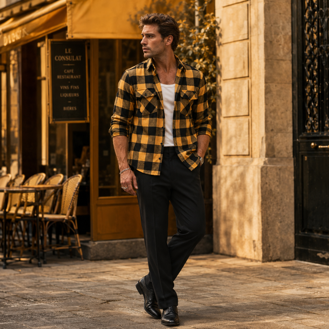 Chemise homme à carreaux jaune et noir portée ouverte sur un t-shirt blanc