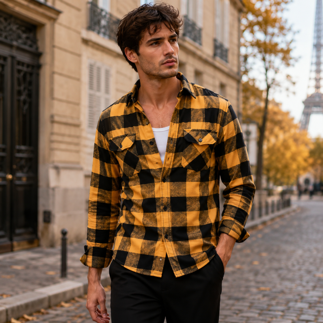 Chemise jaune à carreaux avec deux poches poitrine à rabat boutonné, manches retroussées