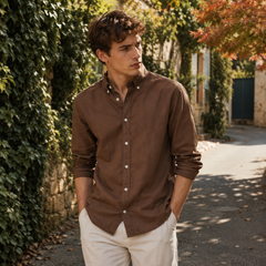 Chemise homme marron à col boutonné associée à un pantalon clair