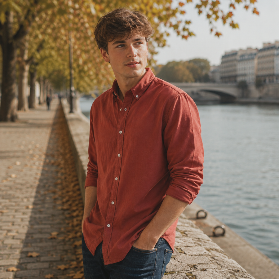 Chemise homme rouge à boutons clairs et manches légèrement retroussées
