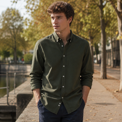 Chemise homme vert foncé à col boutonné et boutons clairs en ville
