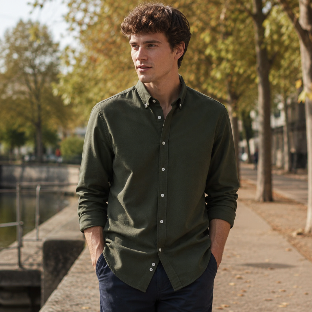 Chemise homme vert foncé à col boutonné et boutons clairs en ville