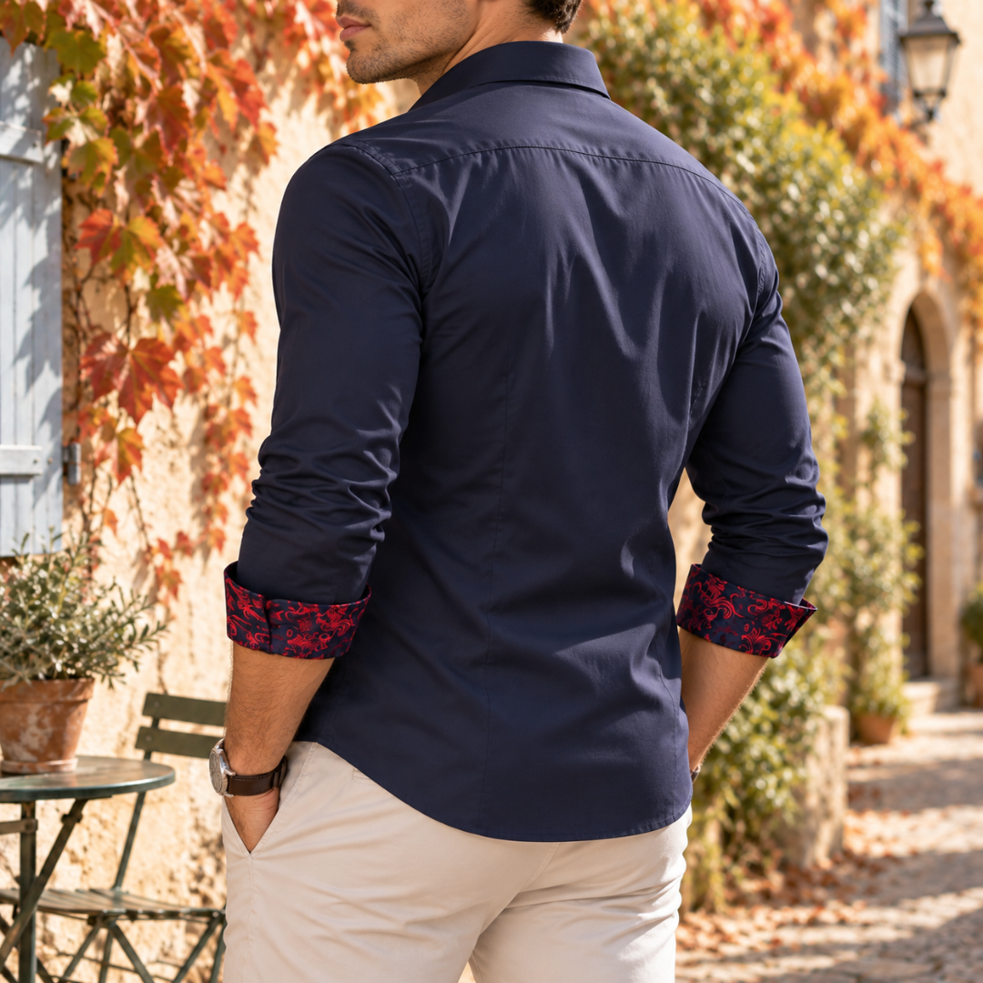 Dos de la chemise homme bleu marine, poignets retroussés à motif rouge