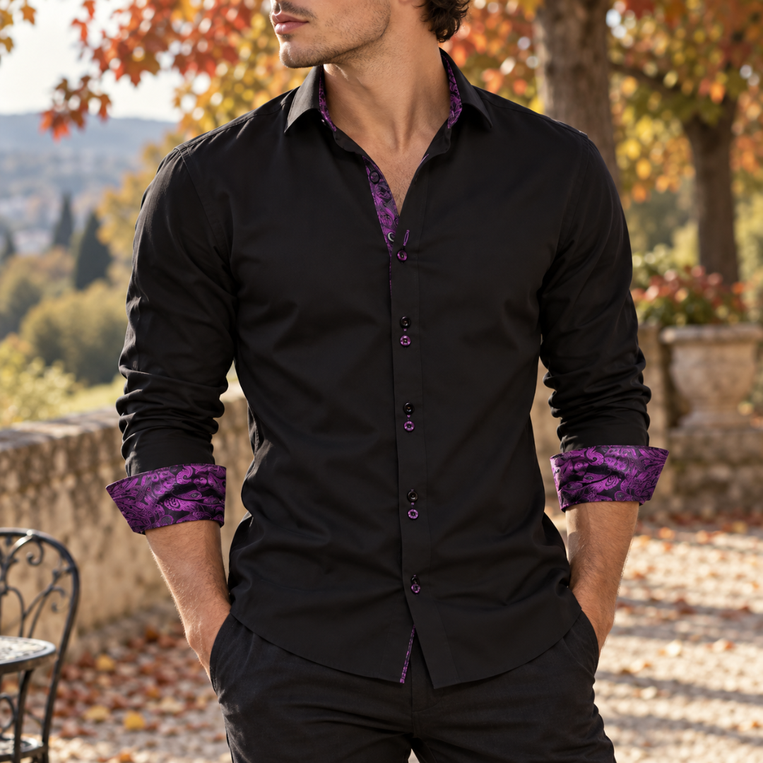 Chemise homme noire à poignets imprimés violets et boutons contrastés
