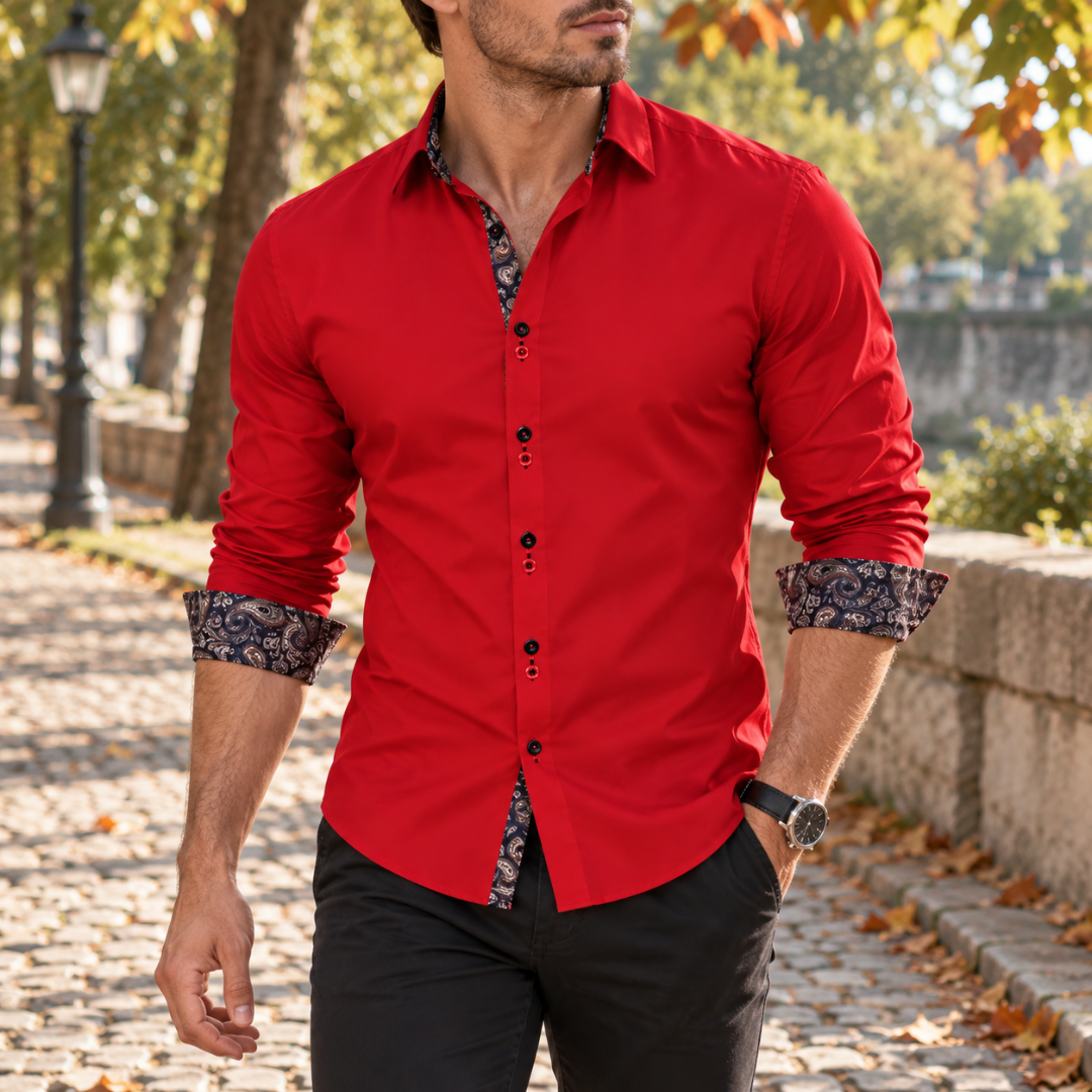 Chemise homme rouge avec poignets imprimés bleu marine et boutons noirs