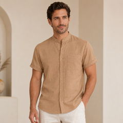 Homme portant la chemise en coloris kaki, vue de face sur fond neutre