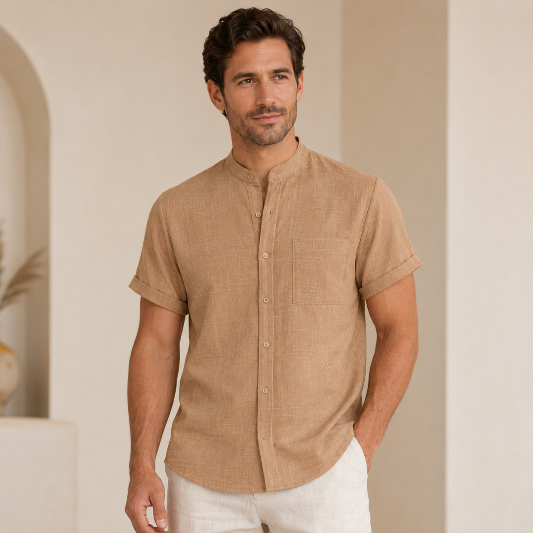 Homme portant la chemise en coloris kaki, vue de face sur fond neutre