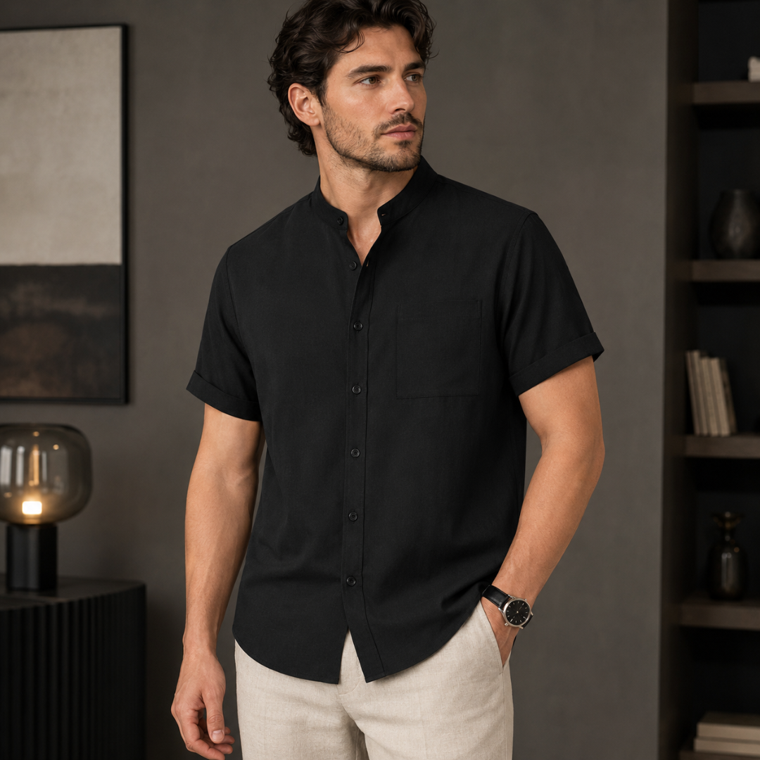 Homme portant la chemise noire, vue de face avec pantalon beige