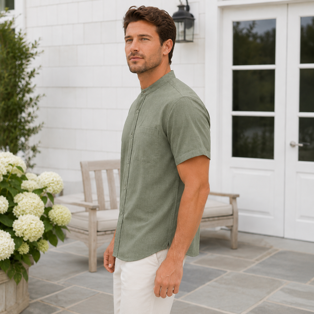 Vue de profil d'un homme en chemise vert olive, main proche du col mao