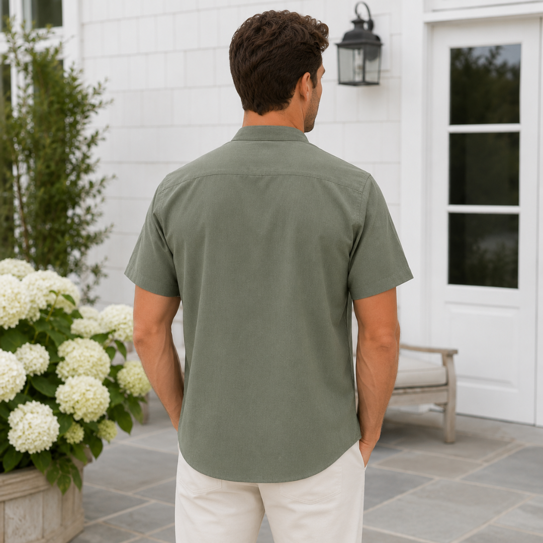 Gros plan sur la chemise vert olive boutonnée et sa poche poitrine