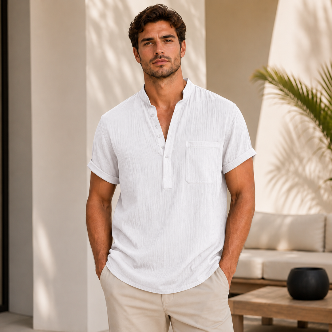 Homme portant une chemise blanche col mao avec poche poitrine