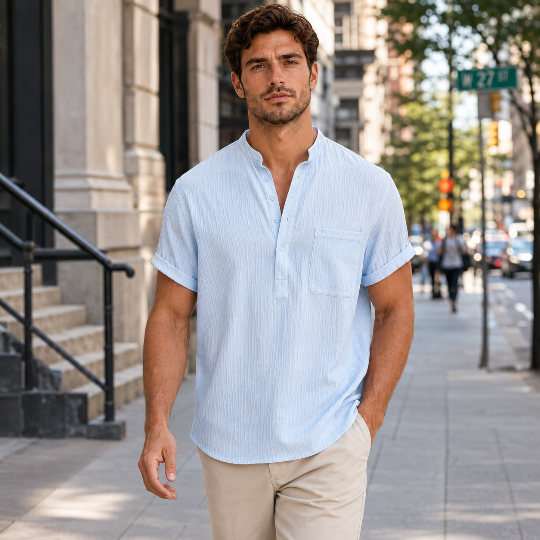 Chemise bleu clair portée en extérieur lors d'une promenade urbaine