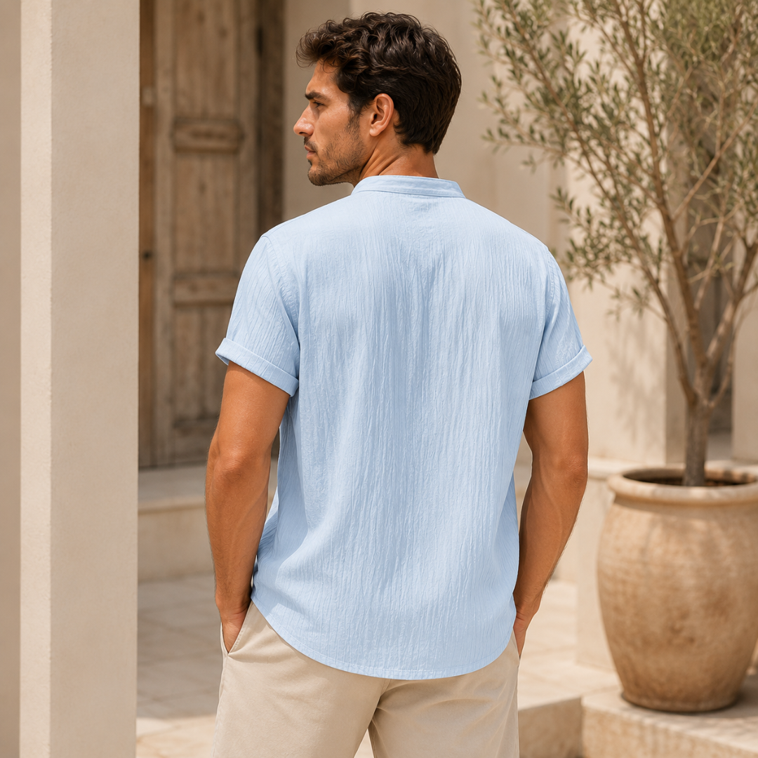 Vue de côté de la chemise bleu clair avec manches retroussées