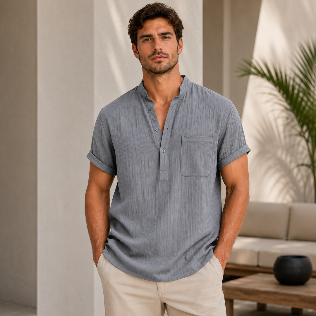 Homme portant une chemise grise col mao avec poche poitrine