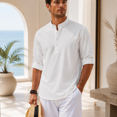 Homme vêtu d'une chemise blanche col mao avec pantalon blanc, ambiance estivale