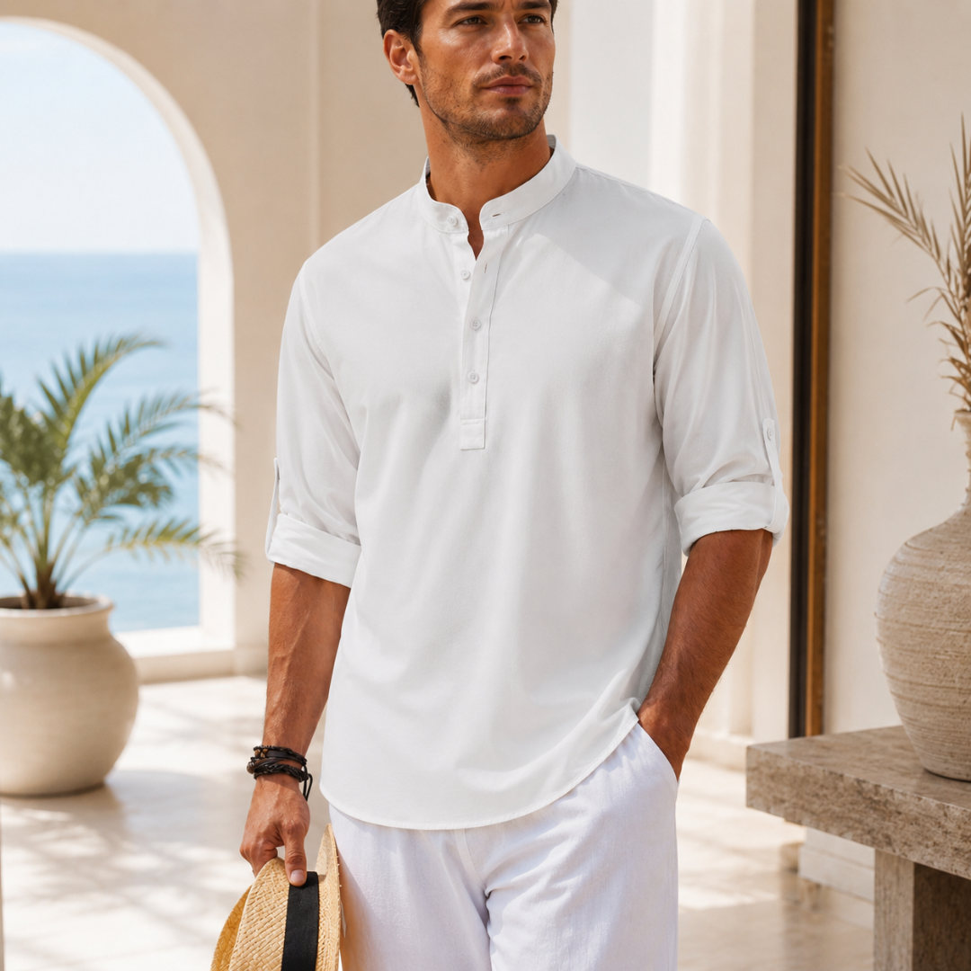 Homme vêtu d'une chemise blanche col mao avec pantalon blanc, ambiance estivale