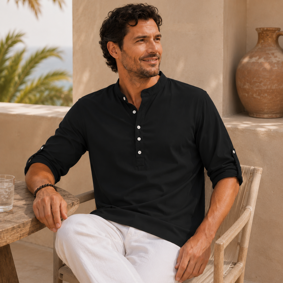 Gros plan sur la chemise noire avec manches longues retroussables et boutons nacrés