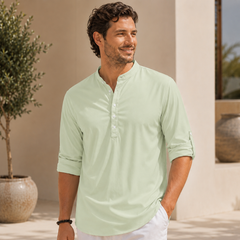 Homme portant une chemise vert clair col mao, style estival décontracté