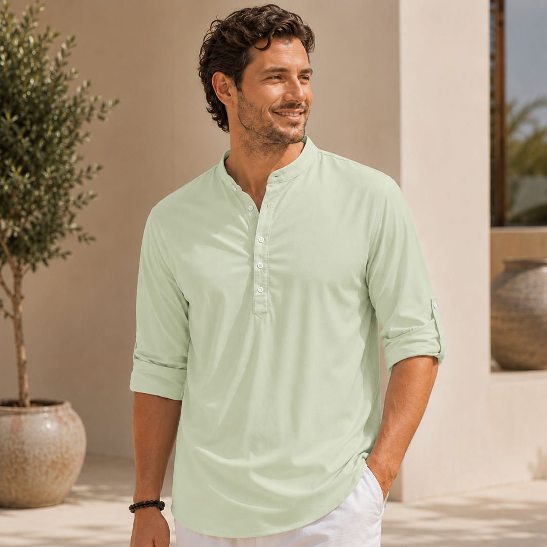 Homme portant une chemise vert clair col mao, style estival décontracté