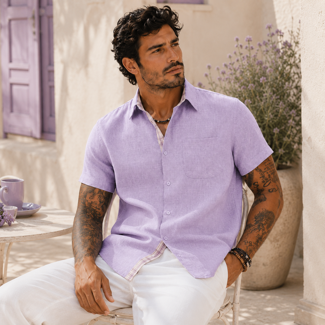 Chemise homme lin violet, détail col ouvert et manches courtes