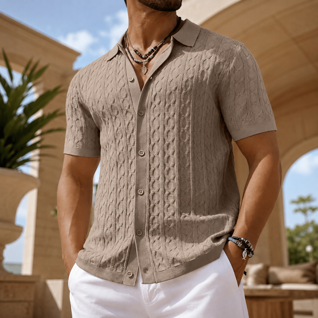 Chemise kaki en maille texturée portée avec un pantalon blanc casual