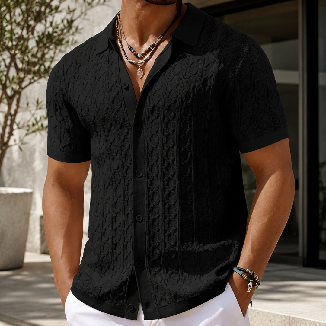 Homme portant une chemise noire en maille torsadée, style décontracté chic