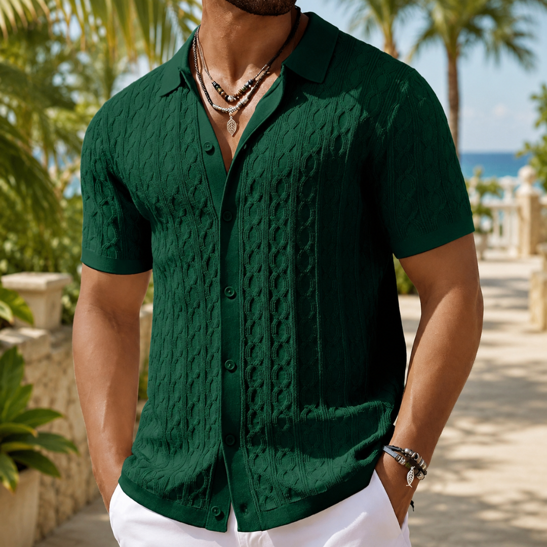 Homme portant une chemise verte en maille torsadée à manches courtes