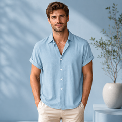 Chemise homme bleu clair manches courtes, allure décontractée