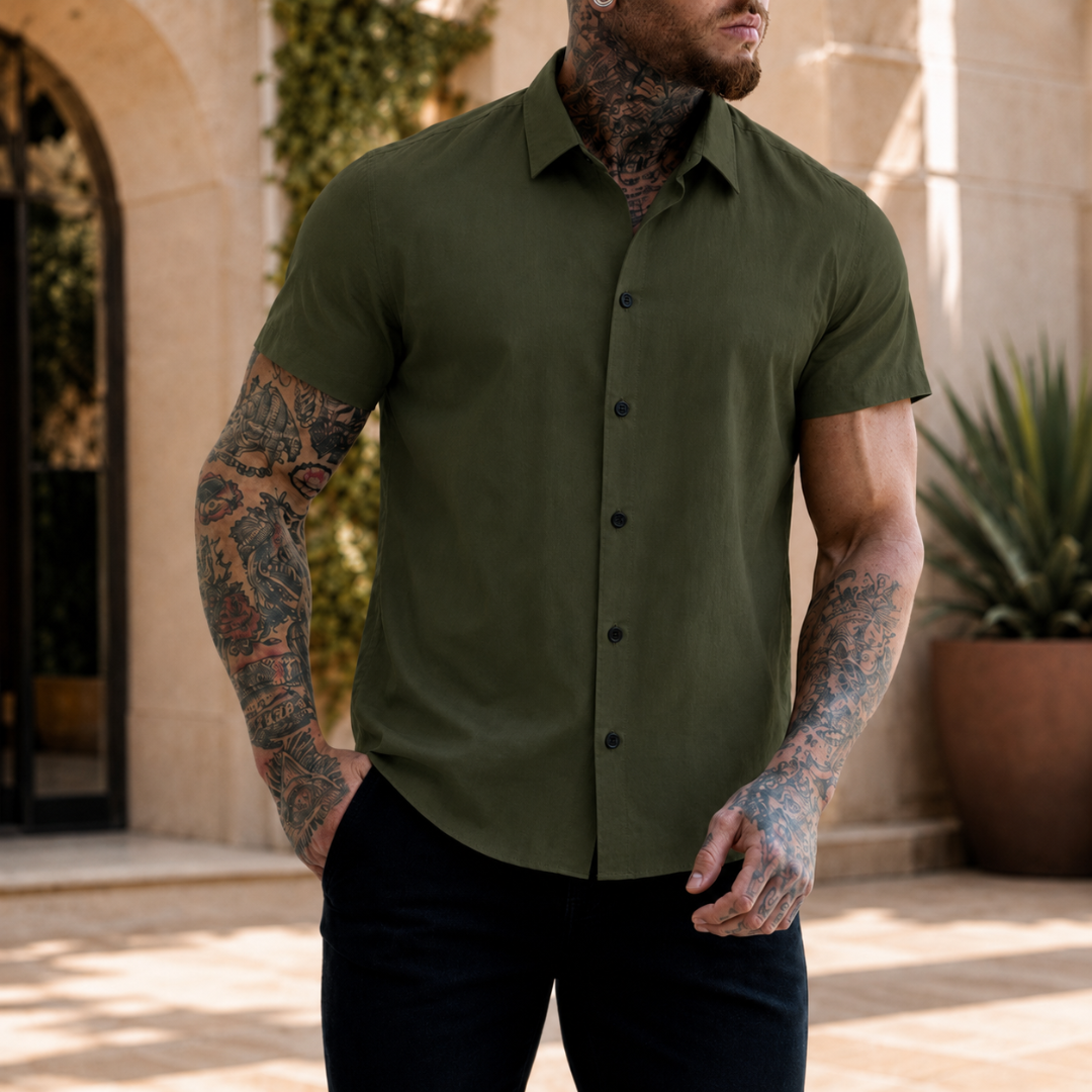 Chemise homme verte manches courtes à boutons noirs portée décontractée