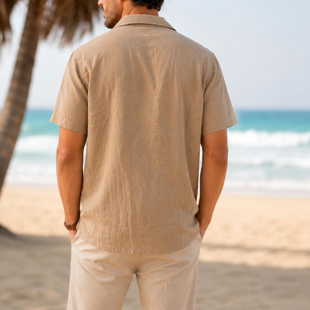Chemise homme beige col camp, vue de dos en extérieur