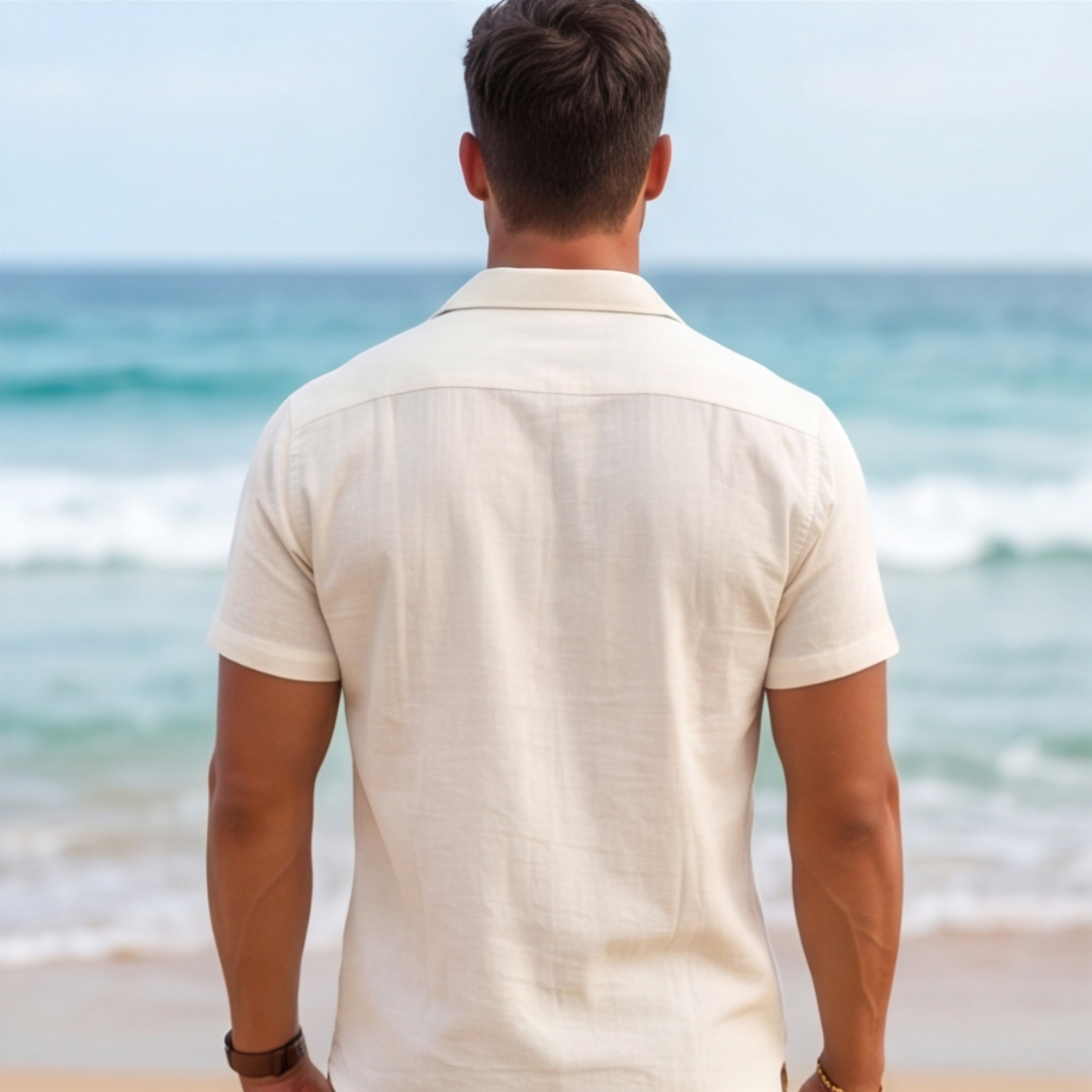 Détail col et boutonnage de la chemise beige homme
