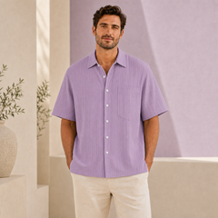 Chemise homme manches courtes texturée violet portée de face, ambiance lumineuse
