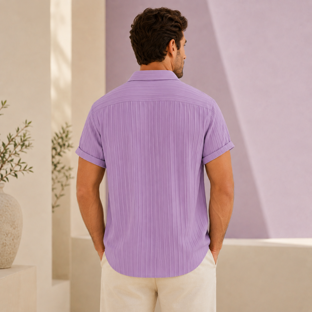 Chemise homme violet, vue de dos en extérieur